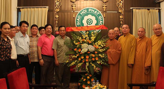 Government Committee for Religious Affairs visits and congratulates the central Vietnam Buddhist Sangha on occasion of Summer Retreat 